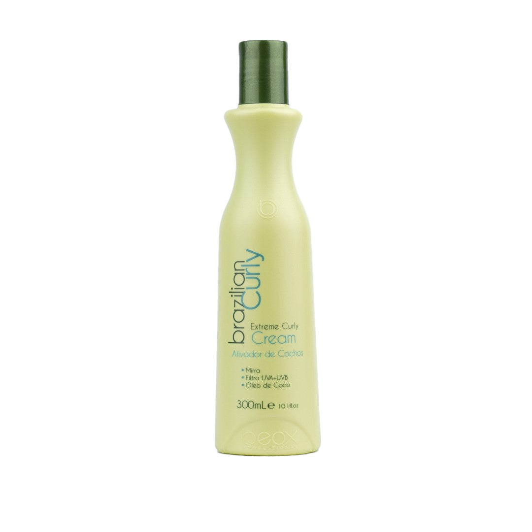 Crema Definidora de rizos 300ml  Ayuda en la definición de los rizos mientras elimina el frizz. Deja el cabello con apariencia natural y saludable. Elaborado con Filtro Solar, Aceite de Coco, Jojoba, Mirra, Cálamo, Oliva, Canela, Extractos de Jaborandi, Jengibre, Guaraná, Café y Granada, tiene acción hidratante, nutritiva y humectante, mejora la flexibilidad del cabello, teniendo como resultado rizos suaves y naturales. 