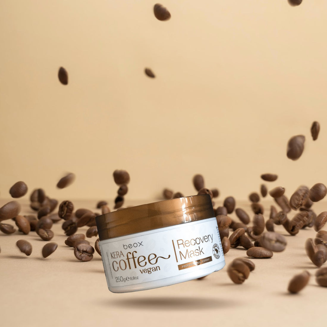 Mascarilla KeraCoffe 250 ml es una Máscara de tratamiento desarrollada con extracto de café, semillas de lino, aceite de monoi, los cuales son nutritivos con propiedades emolientes que penetran en el interior de la fibra capilar, promoviendo regeneración, recomponiendo la elasticidad del cabello, dejándolo sedoso, hidratado intensamente y con un brillo  