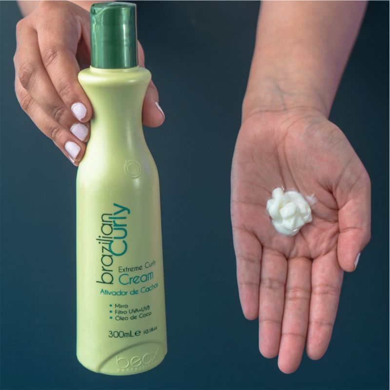 Crema Definidora de rizos 300ml  Ayuda en la definición de los rizos mientras elimina el frizz. Deja el cabello con apariencia natural y saludable. Elaborado con Filtro Solar, Aceite de Coco, Jojoba, Mirra, Cálamo, Oliva, Canela, Extractos de Jaborandi, Jengibre, Guaraná, Café y Granada, tiene acción hidratante, nutritiva y humectante, mejora la flexibilidad del cabello, teniendo como resultado rizos suaves y naturales. 