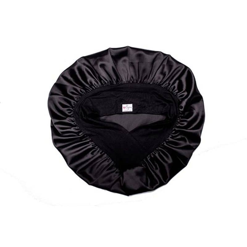 Gorro de satín negro: En la noche mientras dormimos generamos fricción del pelo con la almohada, lo que hace que causemos mayor deshidratación. ocasionando frizz excesivo. No importa si tienes el pelo rizado o liso, el gorro de satín se convertirá en uno de tus mejores aliados para mantener ya sea la definición de tus rulos o el brushing.  Medida estándar (talla adulto)