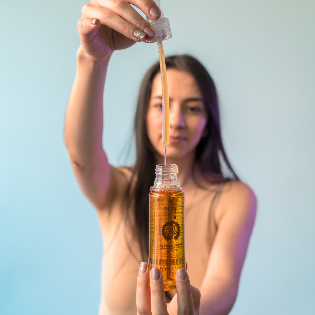 Oleo de Argan 90ml. Este aceite le da forma al pelo disminuyendo el indeseable frizz, repara las puntas e intensifica el color, reparando el pelo dañado y protegiéndolo de futuros daños. 